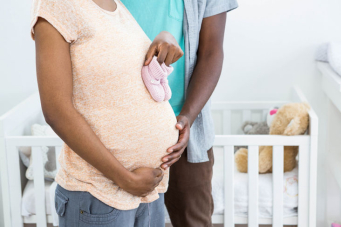 Couple avec une femme enceinte