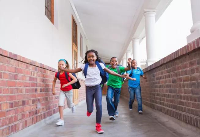 Enfants en train de courir