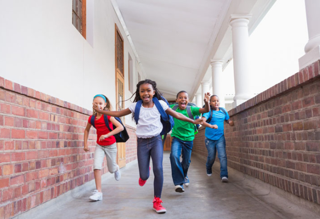 Enfants en train de courir