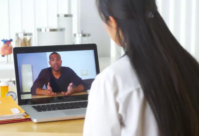 Professionnel et patient en visioconférence