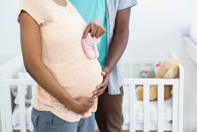 Couple avec une femme enceinte